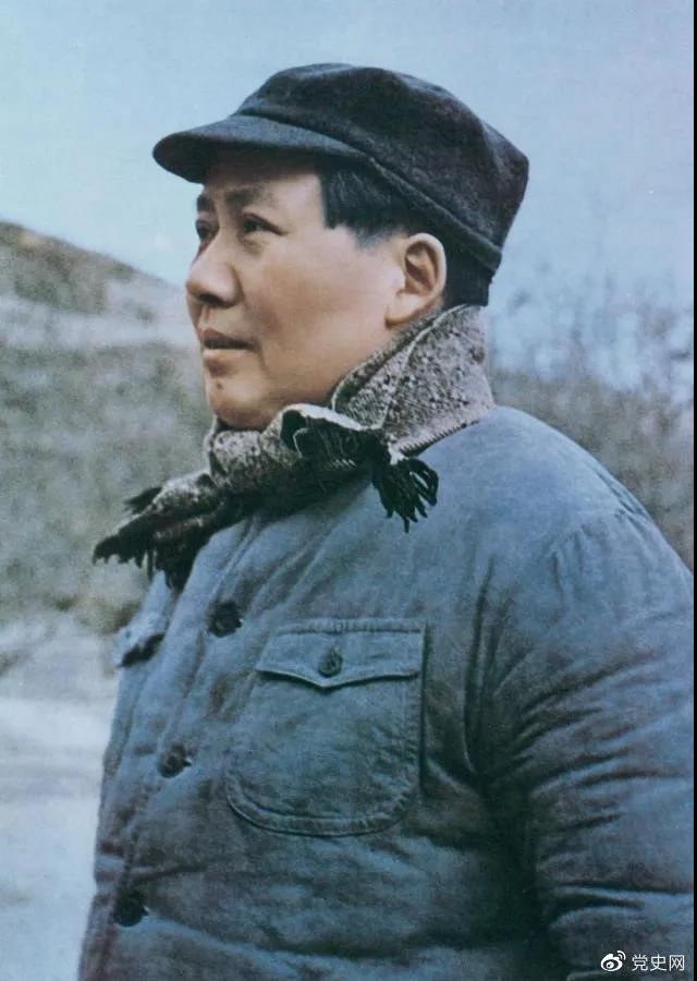 　　1947年3月18日，中共中央機關(guān)主動(dòng)撤離延安。毛澤東和周恩來(lái)、任弼時(shí)等繼續留在陜北，指揮全國人民解放戰爭。這是轉戰陜北前夕的毛澤東。